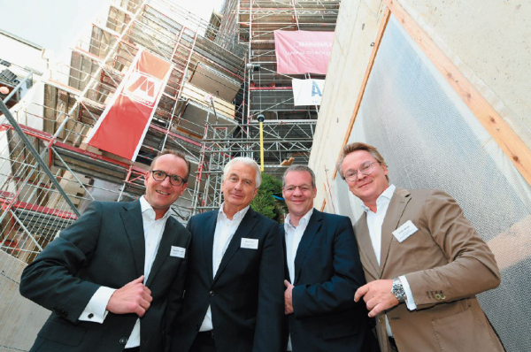 Auf dem Foto sind abgebildet von rechts nach links: Guido Wiese (ABG), Markus Schreiber (Bürgerverein, Bezirksamtsleiter a. D.), Klaus Kluth (Hotelbetreiber) und Guido Masmeier (Zürich Gruppe)
